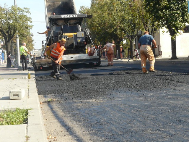 Na ulicy Piłsudskiego drogowcy kładą już nowy asfalt
