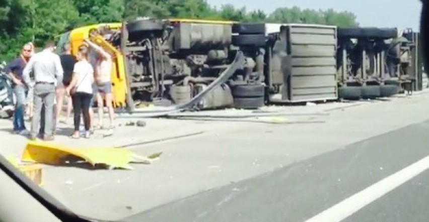 Wypadek na A4 pod Jaworznem. Przewrócił się tir