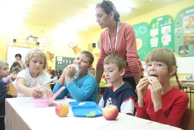 Śniadanie w Szkole Podstawowej nr 10. Dorota Słomczewska, koordynator programu zdrowego odżywiania, z uczniami (od lewej): Julią, Bartkiem, Marcinem i Dominiką