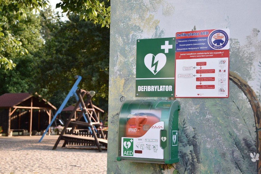 Jeden z defibrylatorów dostępny jest w Parku Krasnala w...