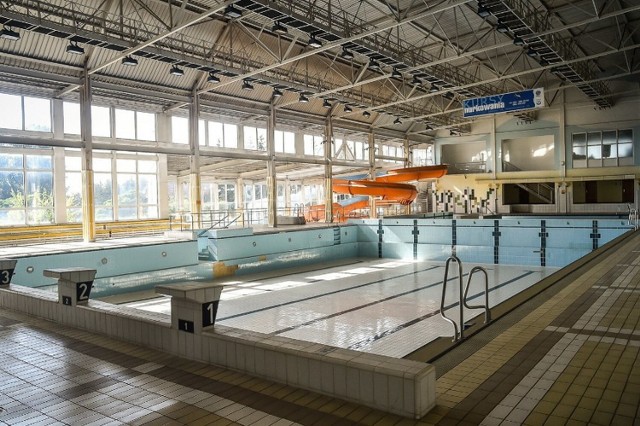 Nieczynna od 2018 roku pływalnia Akwawit w Lesznie ma być modernizowana. Koszt poznamy po 21 sierpnia 2023.