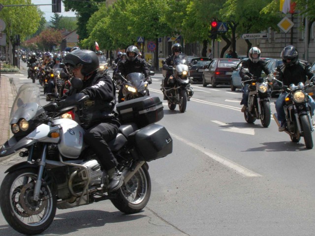 Akcja Motoserce w całej Polsce organizowana jest przez krajowy Kongres Poland MC, czyli zrzeszenie wszystkich klubów motocyklowych. To już szósta edycja tej imprezy. W Wadowicach zorganizował ja klub motocyklistów Grey Wolves FG. Na zdj. zbiórka krwi i parada klubów motocyklowych na ulicach Wadowic.