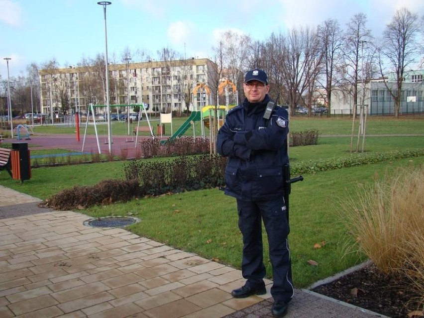 Funkcjonariusz z Komendy Powiatowej Policji w Oświęcimiu mł....