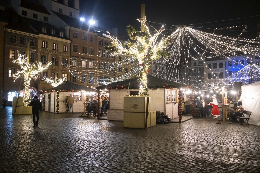 Iluminacja Warszawa 2021. 4 grudnia Nowy Świat i Krakowskie Przedmieście rozbłysły tysiącami światełek. Zdjęcia iluminacji świątecznej