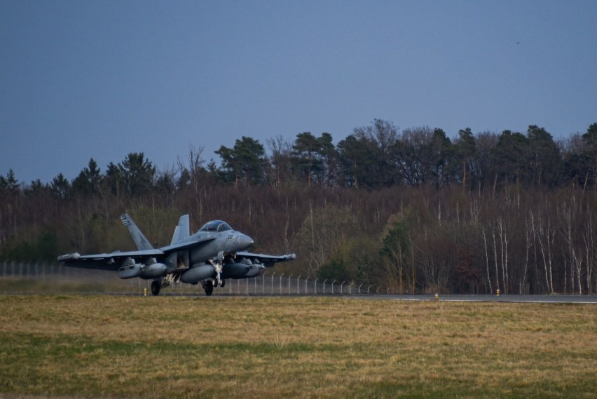 Amerykańskie F18 z Łasku na ćwiczeniach na Słowacji