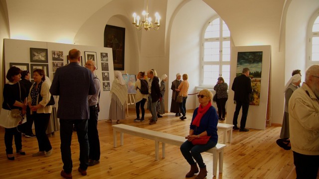 Przestrzeń duchowości i materii to pierwsza zbiorowa wystawa 20. artystów z Polski w klasztorze św. Jadwigi Śląskiej w Trzebnicy