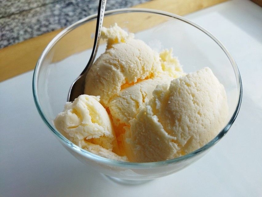 Pyszne lody na żółtkach to idealny deser na lato. Zobacz,...