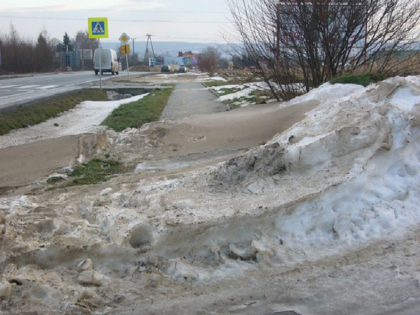 Chodnik przy ulicy Podkarpackiej -kilka dni po opadach śniegu