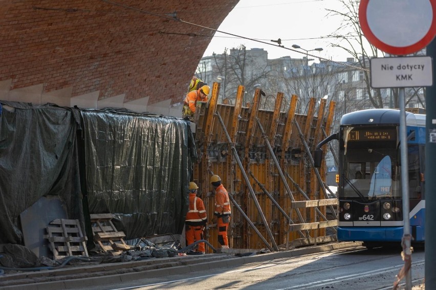 Kraków. Budują nowy wiadukt nad ul. Grzegórzecką. Wykonawcy przygotowują filary