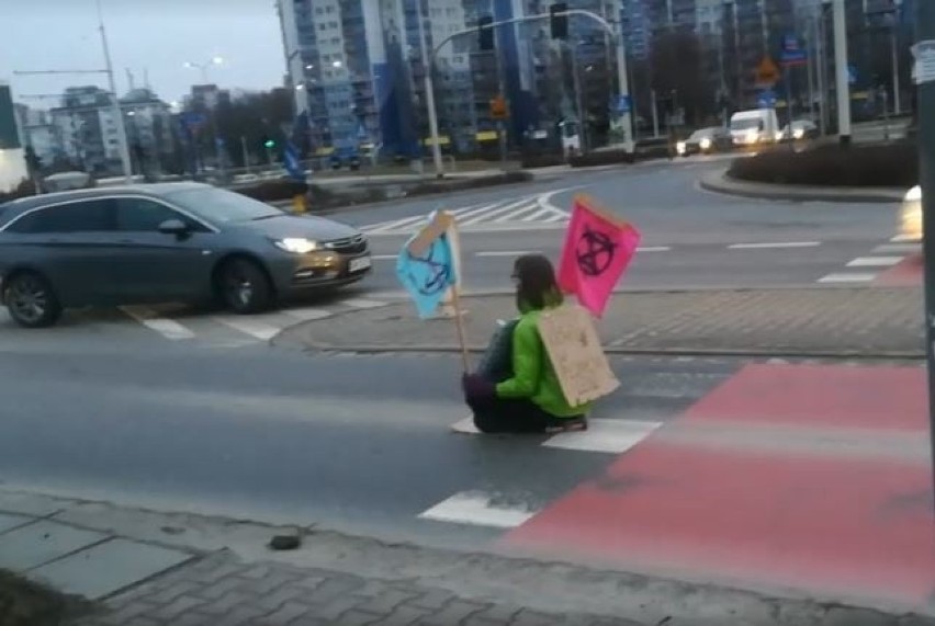 Protestująca aktywistka usiadła na środku ulicy Kozanowskiej...