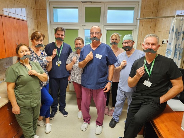 Symbolem akcji Movember są wąsy. Na zdjęciu: tak personel Oddziału Urologii szpitala w Słupsku zachęca panów do badania w kierunku raka prostaty.