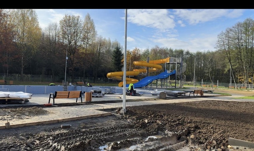 Prace przy basenie na Kani w Opatowie opóźnione. Otwarcie 1 czerwca 2024 roku. Co jest zrobione? Zobacz zdjęcia i film 
