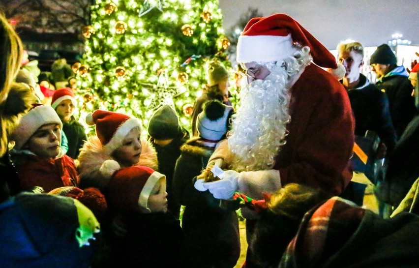 Przy ul. Biskupiej w Gdańsku 6.12.2019 r. rozbłysła choinka