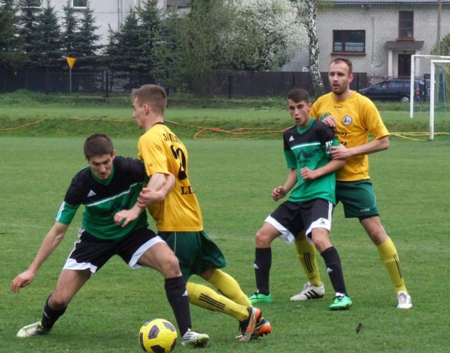 Dobra seria libiąskich piłkarzy (żółte stroje) zaczęła się od wygranej z Porońcem Poronin.
