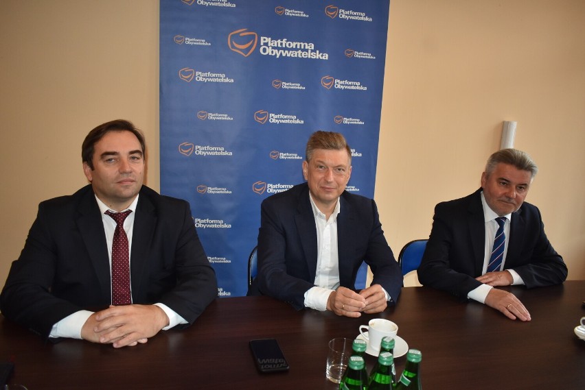 Od lewej: lider KO w Pleszewie Piotr Kusiakiewicz, poseł Mariusz Witczak i senator Janusz Pęcherz