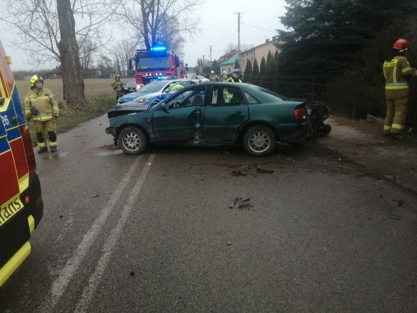 Kierująca audi uderzyła w drzewo w Rożnach w gminie...