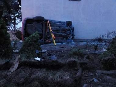 Kolizja w Łubowie: Samochód uderzył w elewację domu