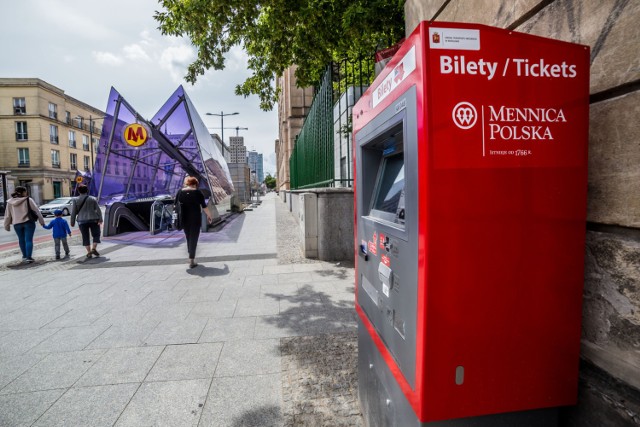 Warszawa w grupie miast, w których za bilety komunikacji miejskiej zapłacisz w nowej formie połowę ceny. Jakdojade wprowadza możliwość płatności Google Pay. Użytkownicy mogą dzięki temu skorzystać z promocji, obowiązującej do wyczerpania puli.