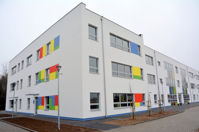 15 lutego nastąpiło oddanie do użytku szkoły przy ul. Lotniczej w Baninie. Uczniowie rozpoczną tu naukę 1 września.