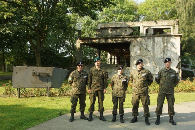 Kaliscy strzelcy na pogrzebie bohaterów antykomunistycznej konspiracji