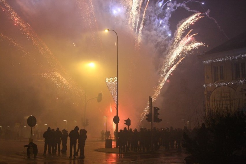 Sylwester 2017 w Pruszczu Gdańskim. Mieszkańcy powitali Nowy Rok przy Urzędzie Miasta [ZDJĘCIA]