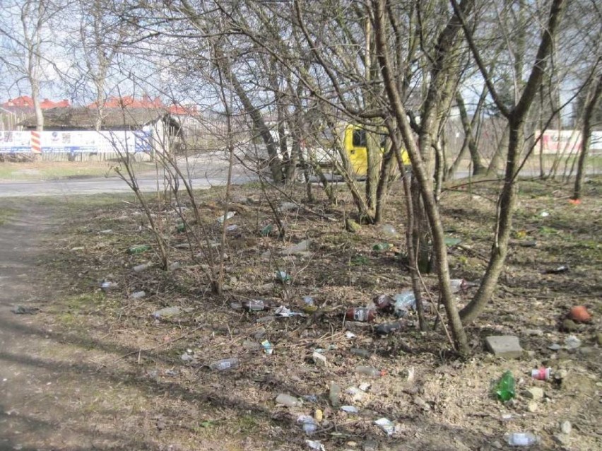 Mieszkańcy wzięli sprawę w swoje ręce i posprzątali śmieci przy ul. Sławinkowskiej w Lublinie. Zobacz zdjęcia!