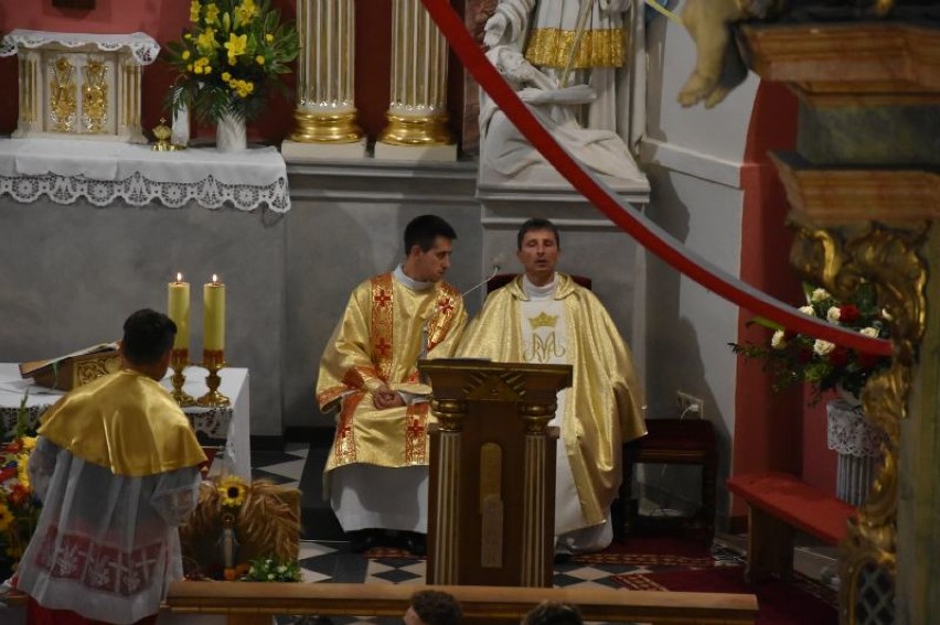 Mieszkańcy Mchów pożegnali proboszcza, którego biskup przeniósł do parafii w Dusznikach. Jaki jest powód tej zmiany?