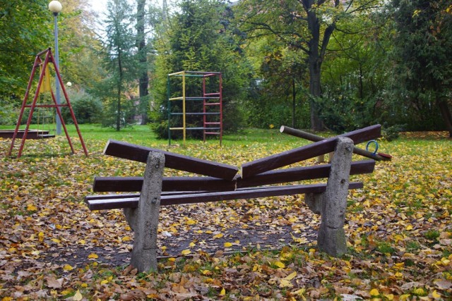 Wandale pocięli piłą ławkę i huśtawkę w parku przy strudze Moszczenicy