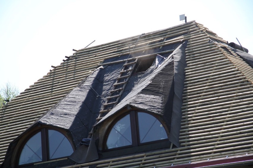 Zapalił się dach budynku w Jamnie podczas układania papy termozgrzewalnej. Straty są niewielkie