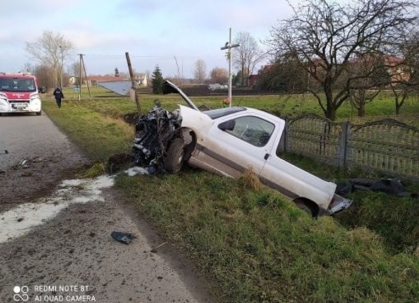 Wjechał Fordem do rowu w Starej Wsi. Zobacz zdjęcia