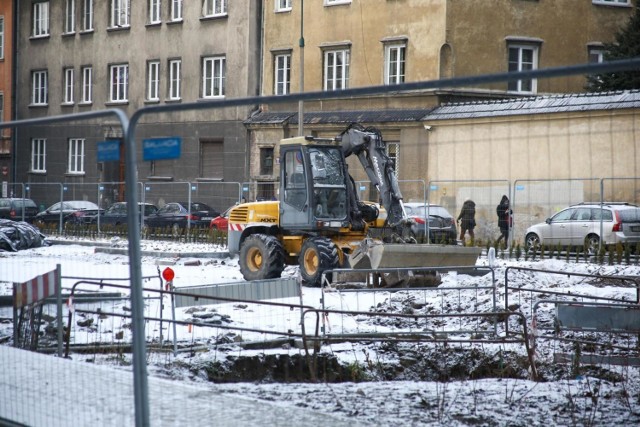 Przedsiębiorstwo Produkcyjno-Usługowo-Handlowe Włomex miało zakończyć przebudowę placu Biskupiego do 4 grudnia 2020 r. Tak się nie stało. Miasto wypowiedział więc umowę temu wykonawcy. Teraz zostanie ogłoszony przetarg na dokończenie prac.