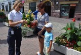 Straż Miejska w Tarnowie rozdaje opaski bezpieczeństwa dla dzieci. Mogą sprawdzać się podczas wakacyjnych podróży!