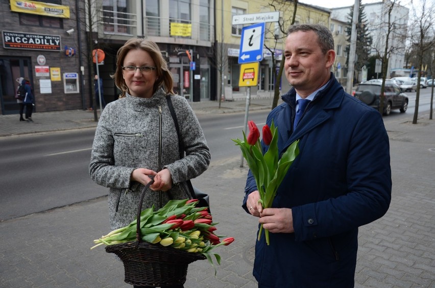 Poseł Dariusz Kubiak rozdawał kwiaty bełchatowiankom z okazji Dnia Kobiet