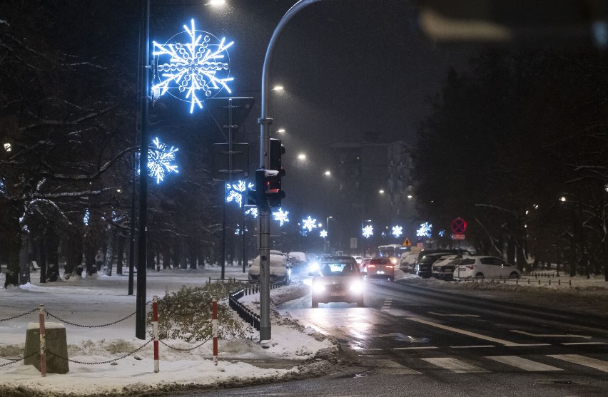 Ta dzielnica Warszawy ma najpiękniejszą iluminację! Bajeczna karuzela, renifery i aleja gwiazd. Po zmroku jest tam pięknie!