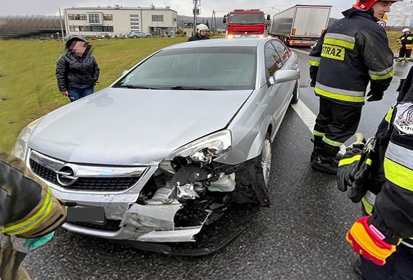 Auta z Podhala i Sadecczyzny zderzyły się w Łącku. Zablokowały główną szosę łaczcą Nowy Sacz z Nowym Targiem