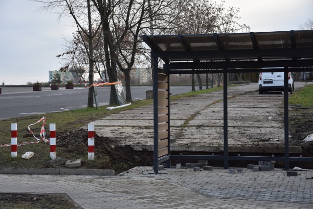 Mieszkańcy skarżą się, że powstająca na ulicy Piłsudskiego wiata rowerowa odcięła im drogę do przystanku