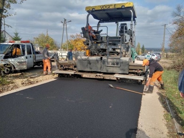 Władze Końskich głównie przy wsparciu Funduszu Dróg Samorządowych budują nowe lub modernizują stare drogi. Sprawdź, po których nowych ulicach już można jeździć, a które drogi zostaną oddane do użytku jeszcze w tym roku. 

>>>ZOBACZ WYKAZ WSZYSTKICH INWESTYCJI DROGOWYCH NA KOLEJNYCH SLAJDACH