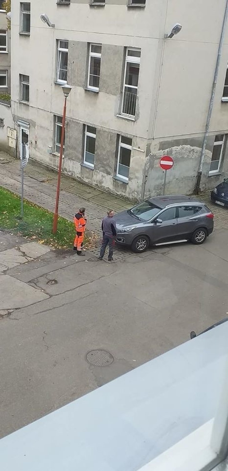 "Janusz" parkowania zablokował wyjazd szpitalnym karetkom 