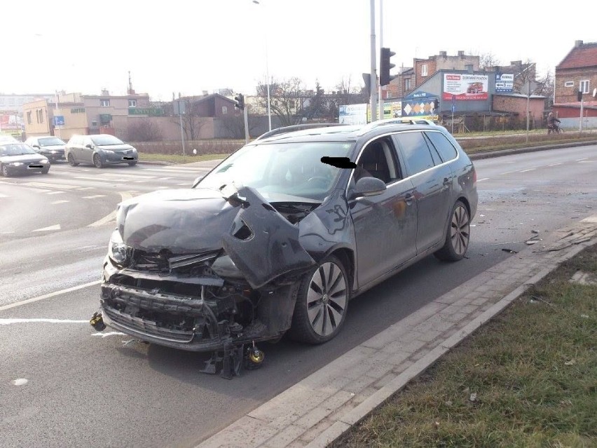 Wypadek na skrzyżowaniu Okrzei - Wronia [wideo]