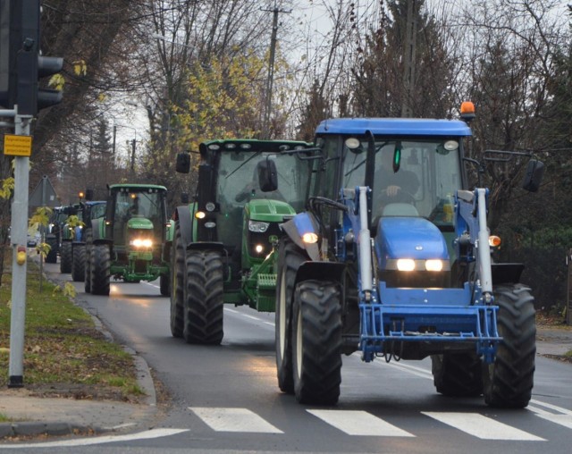Około 30 ciągników rolniczych wyjechało w piątek (22 listopada) na trasę poznańską w Łowiczu (DK nr 92) w ramach rolniczego protestu