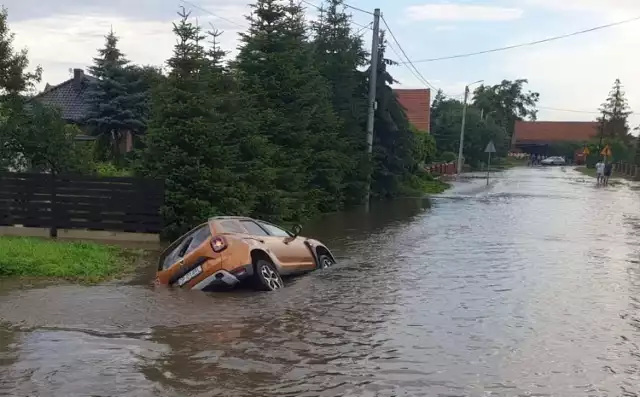 Jaśkowice w gminie Byczyna

Wieś Jaśkowice w gminie Byczyną leży z dala od rzek. Mimo tego jest jest podtapiana średnio co kilka lat, gdy nad okolicą przechodzą ulewne deszcze. Ostatnia taka sytuacja miała miejsce w lipcu 2020 r. - na skutek ulewy pozalewane zostały nie tylko ulice, ale także domy mieszkańców. Straty wyniosły wtedy prawie ćwierć miliona złotych.