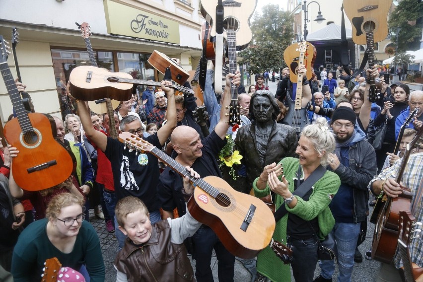 Koncert gitarzystów przed pomnikiem Tadeusza Nalepy w...