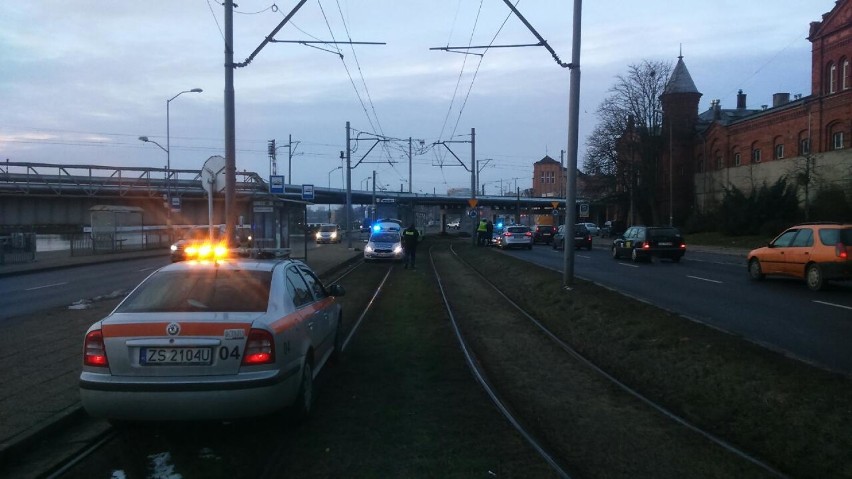 Śmiertelny wypadek na Nabrzeżu Wieleckim w Szczecinie. Mężczyzna wpadł pod tramwaj [zdjęcia]