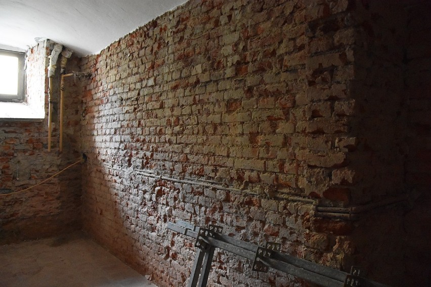 Budowlana rewolucja w Kromerze. W piwnicach widać ceglane ściany, na dachu przygotowania do kapitalnego remontu [ ZDJĘCIA]