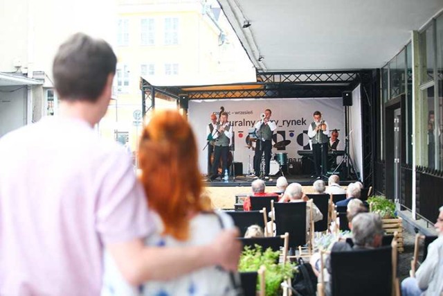 KULTURALNY STARY RYNEK
Stary Rynek w Poznaniu
Piątek, sobota, niedziela

Pierwszy weekend z projektem Kulturalny Stary Rynek, to aż sześć wydarzeń. Czekają nas dwa spektakle familijne Teatr Fuzja, inauguracja Salonu Sąsiedzkiego na ulicy Zamkowej, a także trzy koncerty. Zagrają Dixie Company (Odwach) oraz na Scenie na Quadro dwie formacje z Łodzi: Kisu Min i Futurelight. Wstęp na wszystkie wydarzenia jest #WOLNY

Piątek, 29 czerwca, godzina 12:30, Scena na Quadro - „Żubr Pompik” – Teatr Fuzja

Sobota, 30 czerwca, godzina 12:30, Scena na Quadro - „Szabadabada”– Teatr Fuzja
30 czerwca, godzina 19:00, Scena na Quadro - koncert Kisu Min

Niedziela, 1 lipca, godzina 14:30 - inauguracja Salonów Sąsiedzkich na Zamkowej, ul. Zamkowa 3/4. W programie m.in. animacje teatralne, gry i spotkania 
sąsiedzkie
1 lipca, w godzinach 12:30-15:00, Odwach, Dixie Company (koncert 
połączony z Małą Akademią Jazzu)
1 lipca, godzina 19:00, Scena na Quadro - koncert Futurelight

wstęp wolny

Kalendarz imprez - zobacz więcej