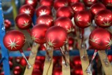 Boże Narodzenie 2022: nietypowe atrakcje świąteczne. Bimba, bombki i haftowane obrusy – w których miastach Polski je znajdziemy?   