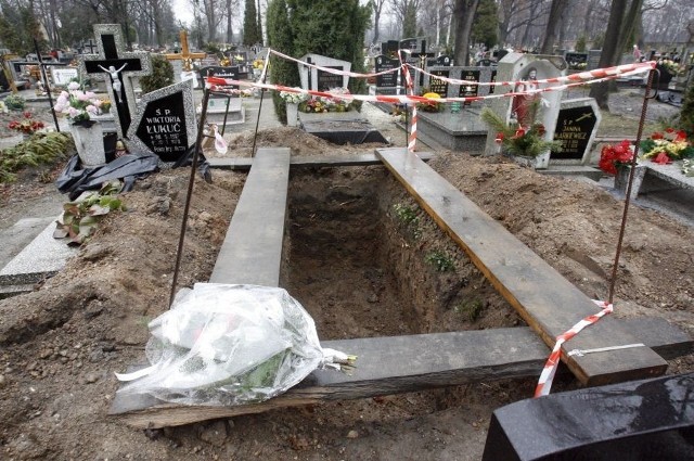 Ten grób miał zostać zasypany w czwartek. Ceremonię pogrzebową trzeba było przerwać