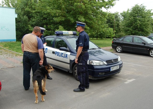 Policjanci zwracali uwagę, czy psy są wyprowadzane na smyczy