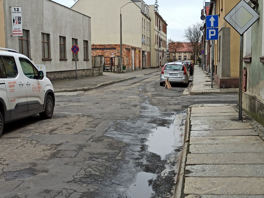 Stan ulicy Królowej Jadwigi w Rawiczu 14 marca 2023 roku