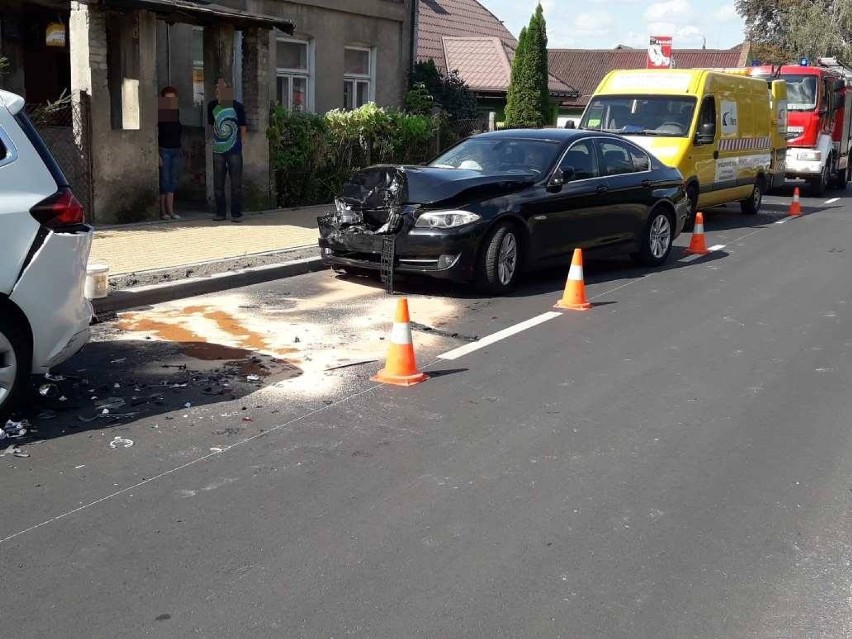 BMW wjechało w źle zaparkowanego opla na ulicy Grodzkiej we Włocławku [zdjęcia]